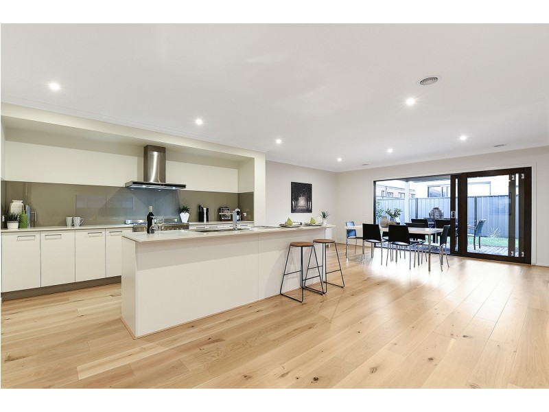 8 CALIBRE CIRCUIT, Clyde North VIC 3978