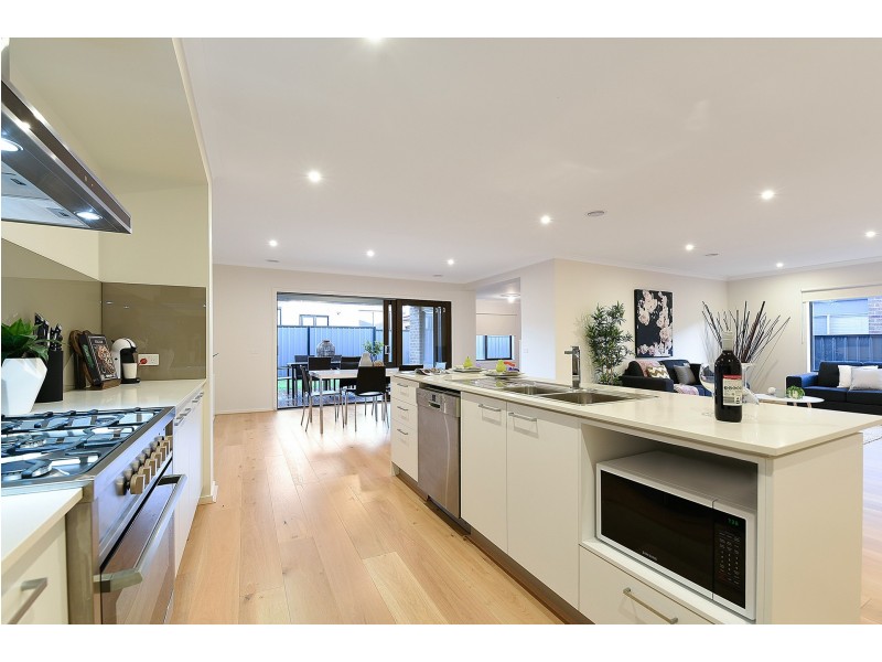 8 CALIBRE CIRCUIT, Clyde North VIC 3978