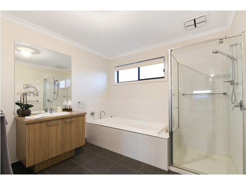 8 CALIBRE CIRCUIT, Clyde North VIC 3978