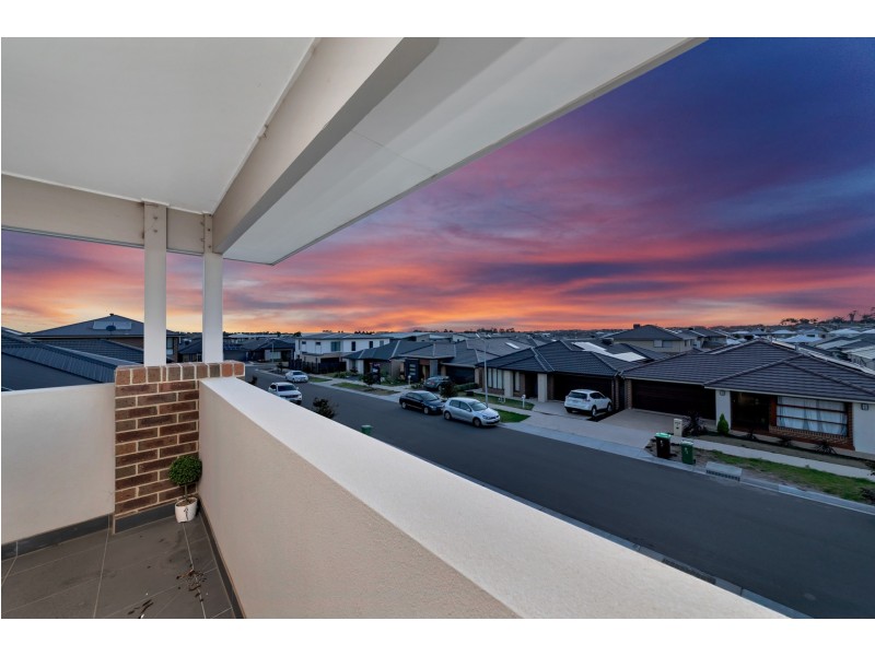 8 CALIBRE CIRCUIT, Clyde North VIC 3978