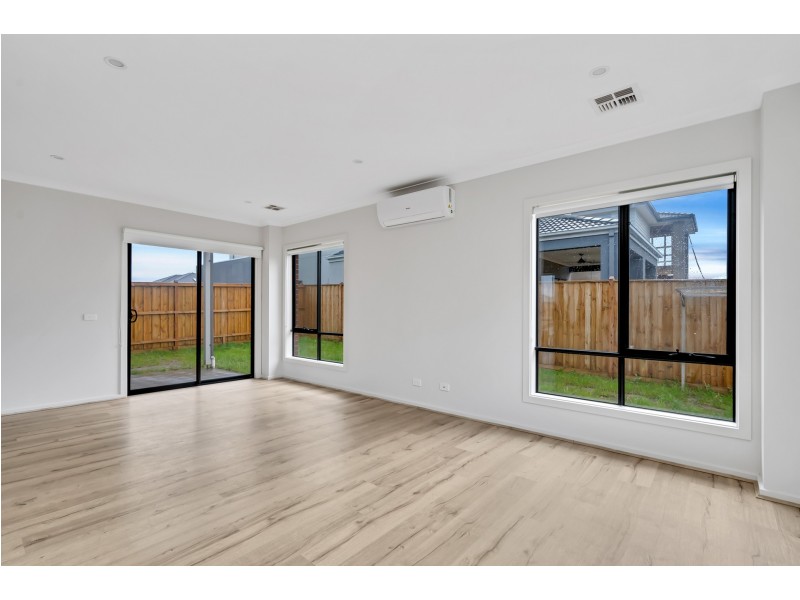 33 RITCHIE DRIVE, Clyde North VIC 3978