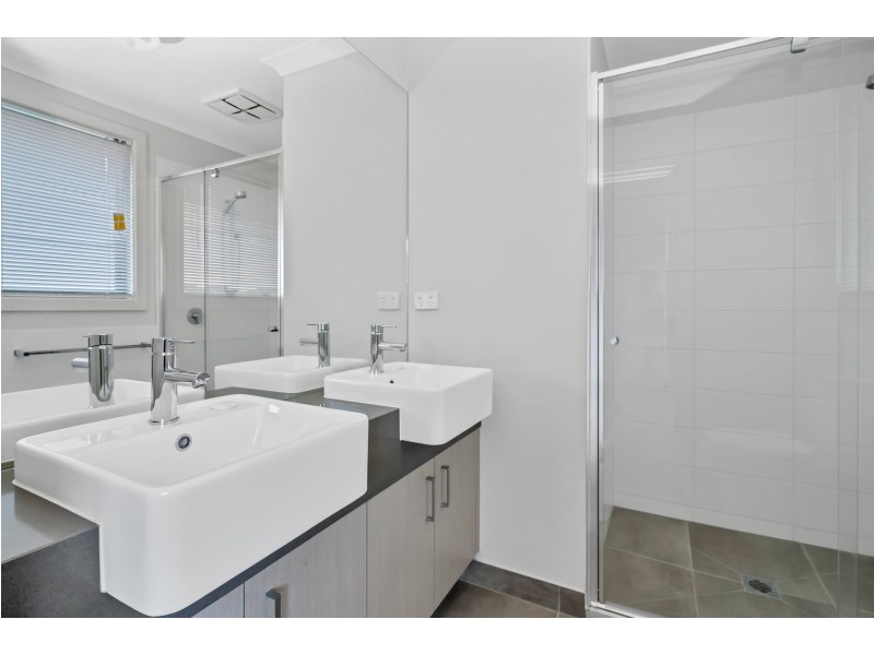 33 RITCHIE DRIVE, Clyde North VIC 3978