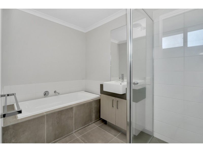 33 RITCHIE DRIVE, Clyde North VIC 3978