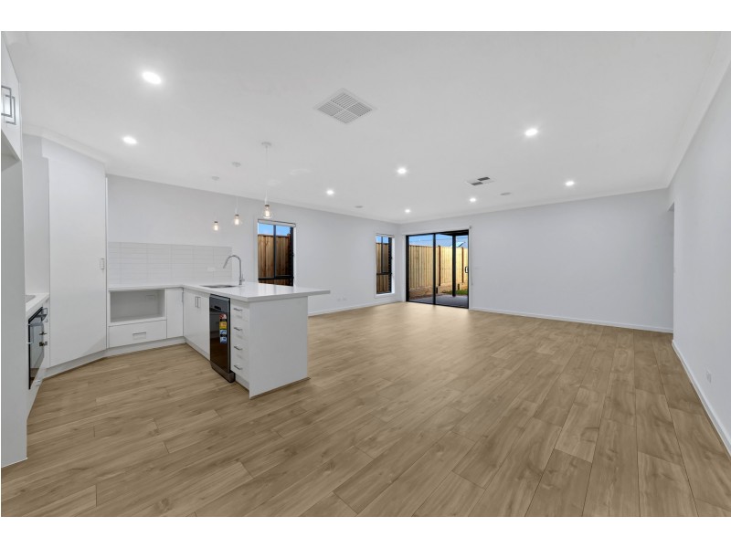 3 SPARTAN AVENUE, Clyde North VIC 3978