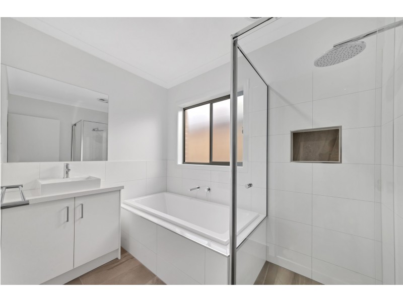 3 SPARTAN AVENUE, Clyde North VIC 3978