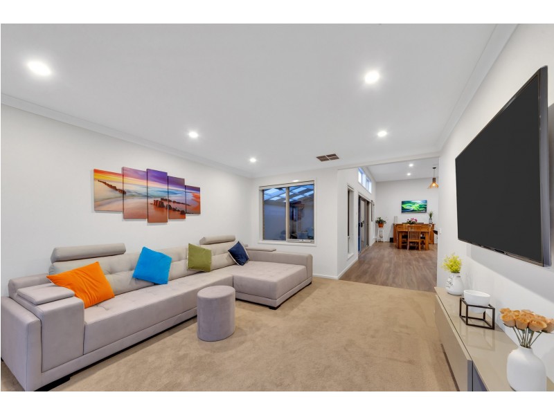 1 THORNELL STREET, Clyde North VIC 3978