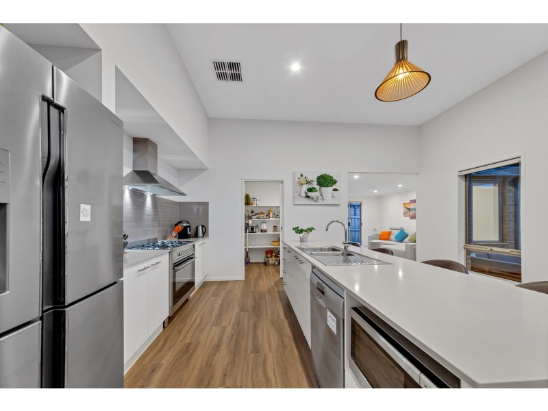1 THORNELL STREET, Clyde North VIC 3978