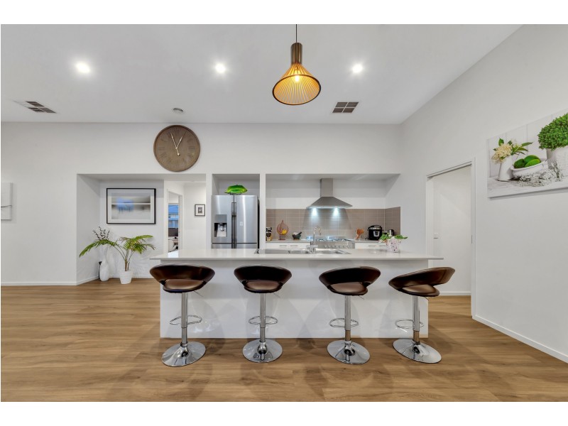 1 THORNELL STREET, Clyde North VIC 3978