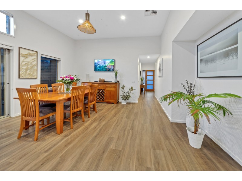 1 THORNELL STREET, Clyde North VIC 3978