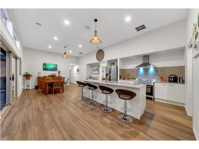 1 THORNELL STREET, Clyde North VIC 3978