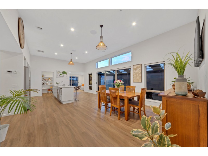 1 THORNELL STREET, Clyde North VIC 3978