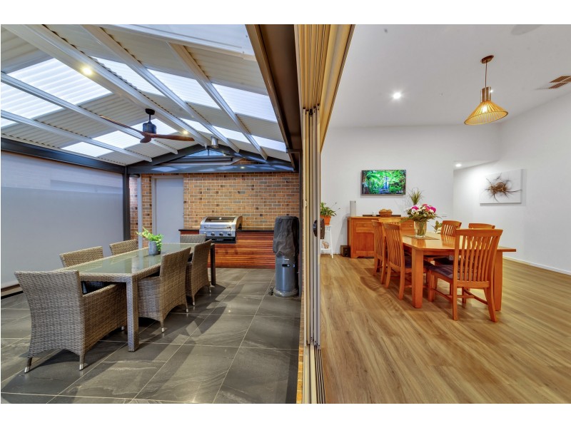 1 THORNELL STREET, Clyde North VIC 3978
