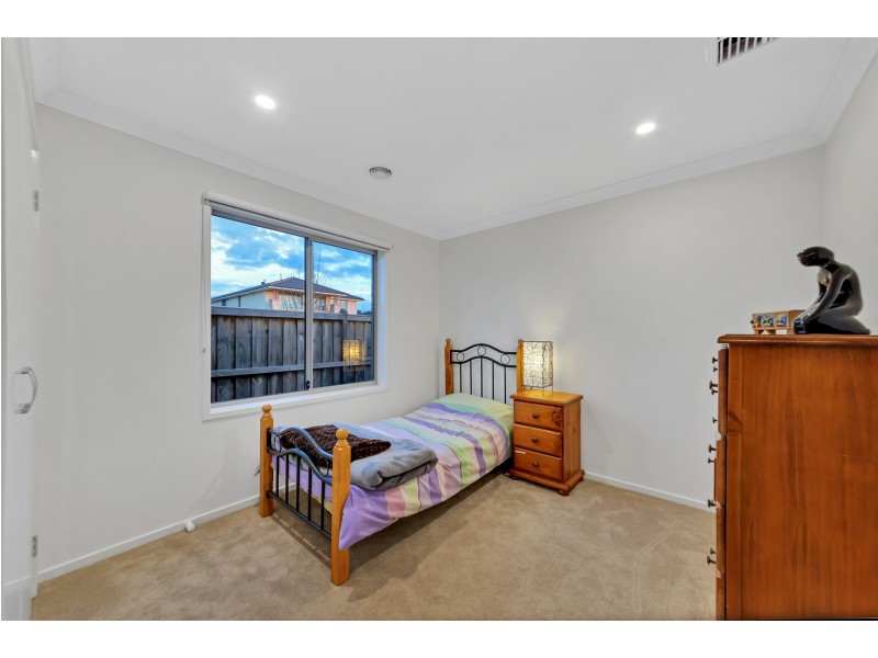 1 THORNELL STREET, Clyde North VIC 3978