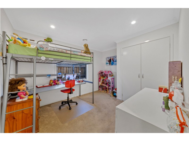 1 THORNELL STREET, Clyde North VIC 3978