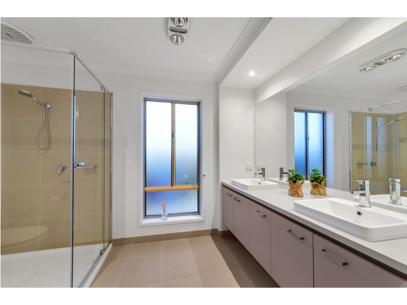 1 THORNELL STREET, Clyde North VIC 3978