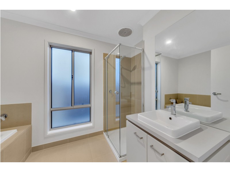 1 THORNELL STREET, Clyde North VIC 3978