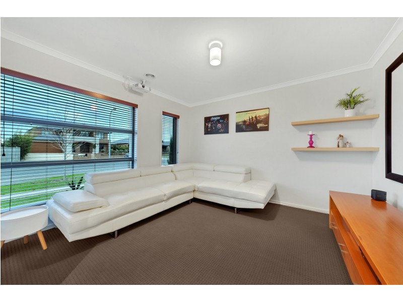 44 RIVERSTONE BOULEVARD, Clyde North VIC 3978