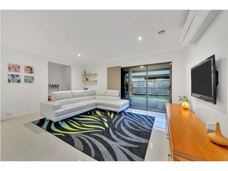 44 RIVERSTONE BOULEVARD, Clyde North VIC 3978