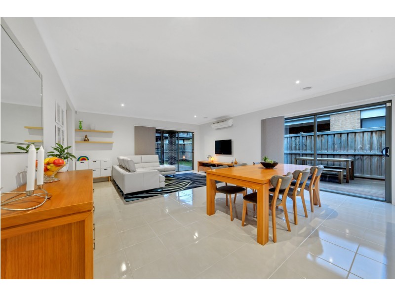 44 RIVERSTONE BOULEVARD, Clyde North VIC 3978