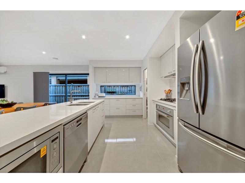 44 RIVERSTONE BOULEVARD, Clyde North VIC 3978