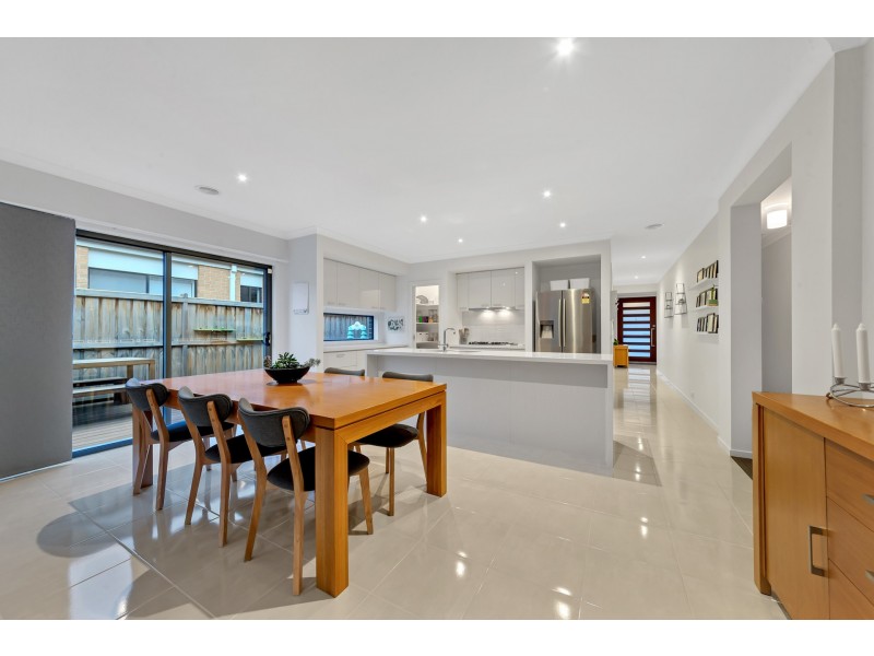 44 RIVERSTONE BOULEVARD, Clyde North VIC 3978