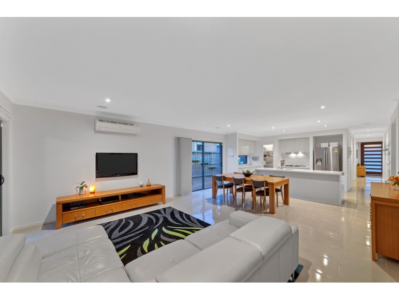 44 RIVERSTONE BOULEVARD, Clyde North VIC 3978