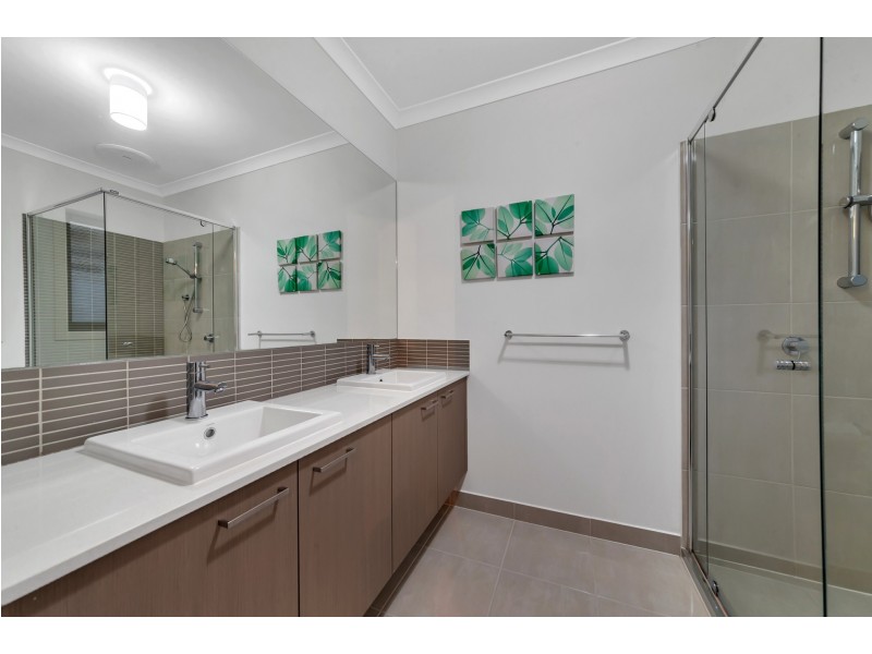 44 RIVERSTONE BOULEVARD, Clyde North VIC 3978