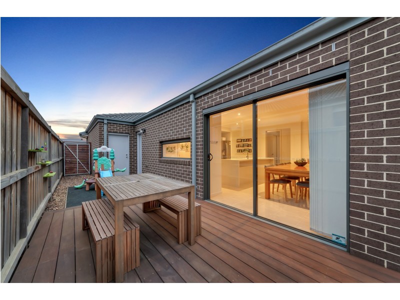 44 RIVERSTONE BOULEVARD, Clyde North VIC 3978