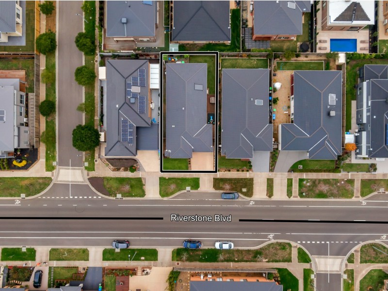 44 RIVERSTONE BOULEVARD, Clyde North VIC 3978