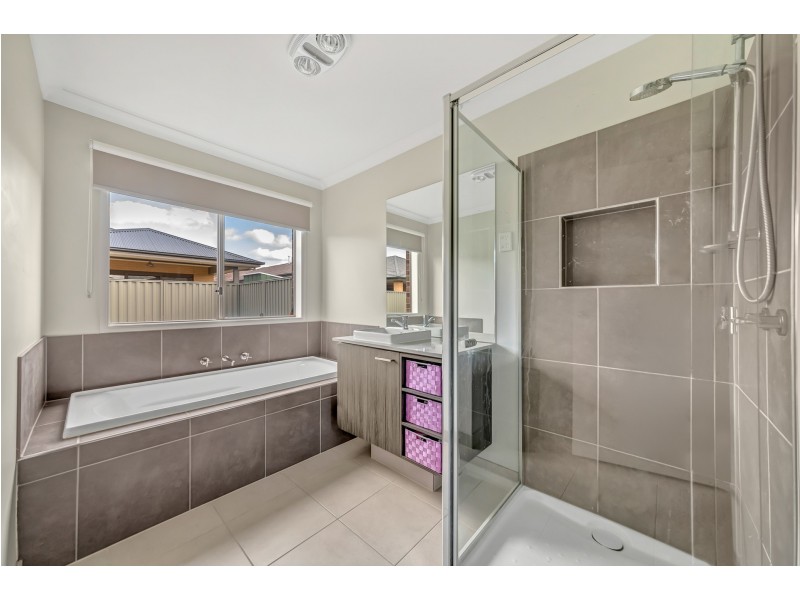 41 CORTULA ROAD, Cranbourne East VIC 3977