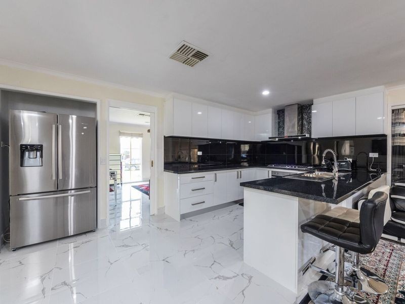 7 Peveril Crescent, Cranbourne North VIC 3977