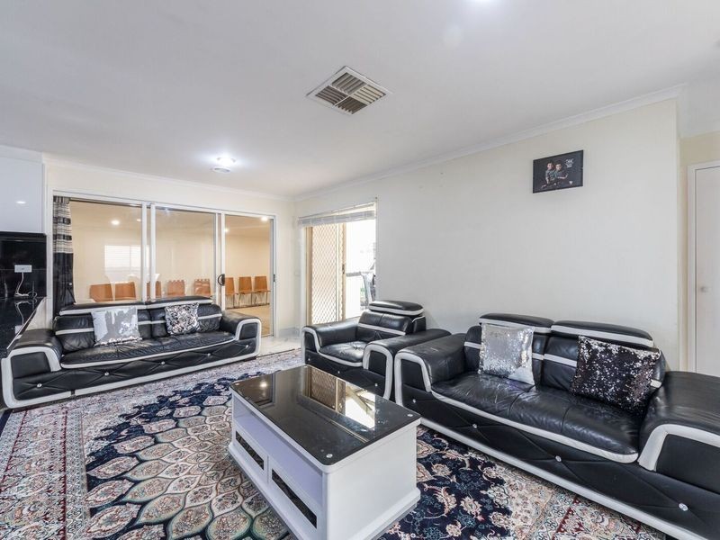 7 Peveril Crescent, Cranbourne North VIC 3977