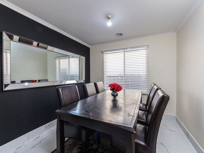 7 Peveril Crescent, Cranbourne North VIC 3977