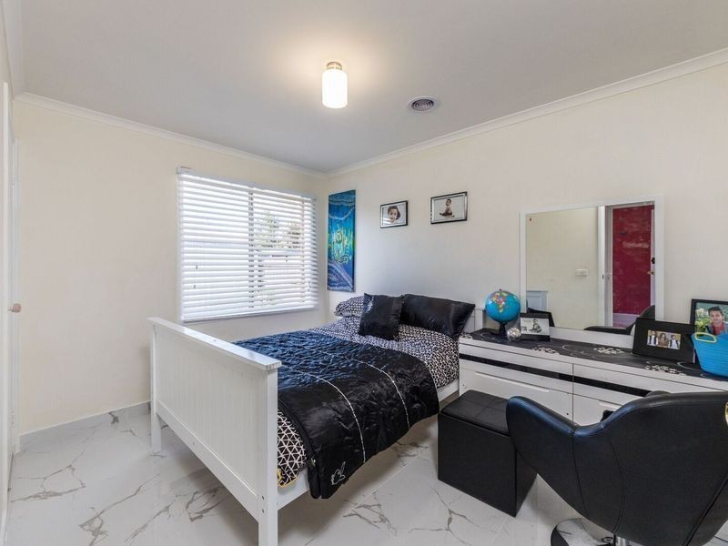 7 Peveril Crescent, Cranbourne North VIC 3977
