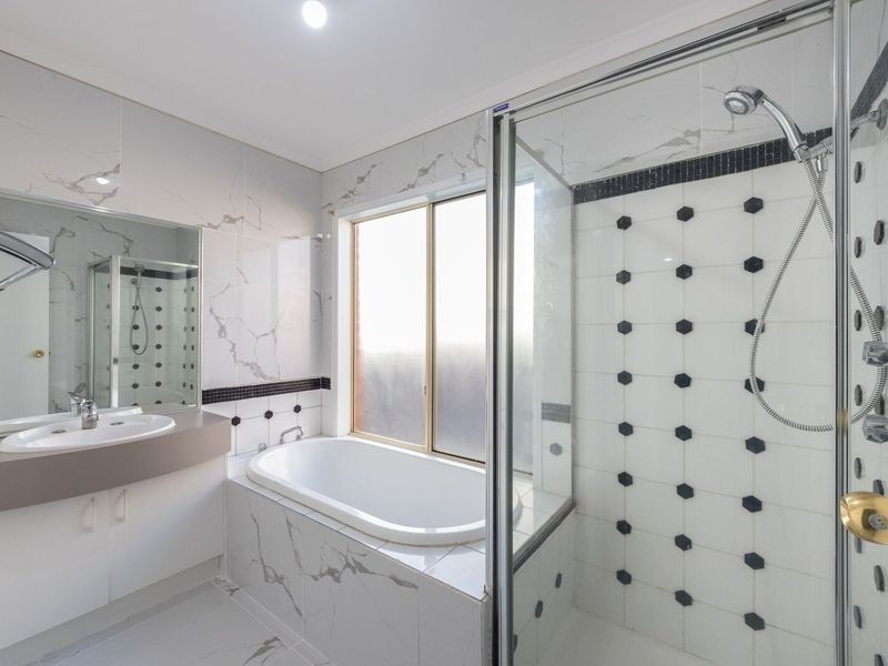 7 Peveril Crescent, Cranbourne North VIC 3977