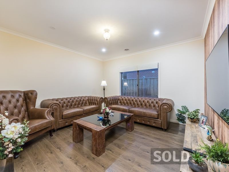 8 Barrier Parade, Clyde North VIC 3978