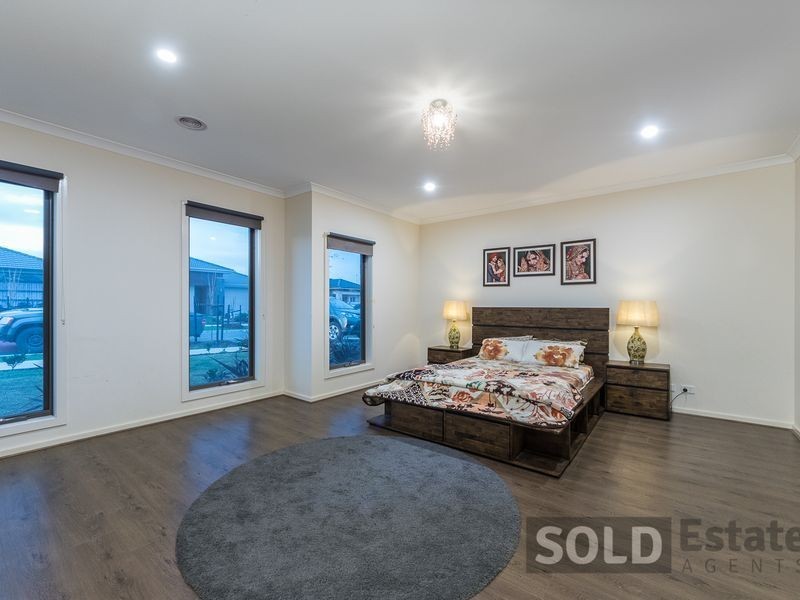 8 Barrier Parade, Clyde North VIC 3978