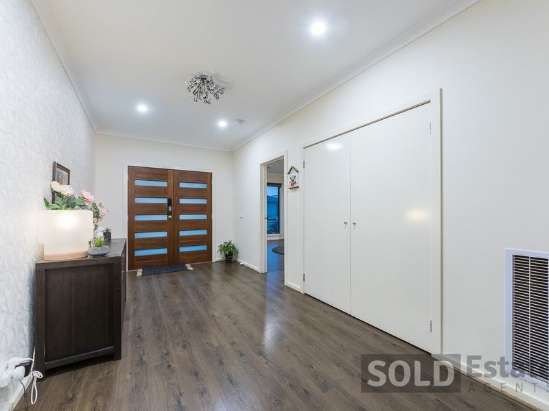 8 Barrier Parade, Clyde North VIC 3978