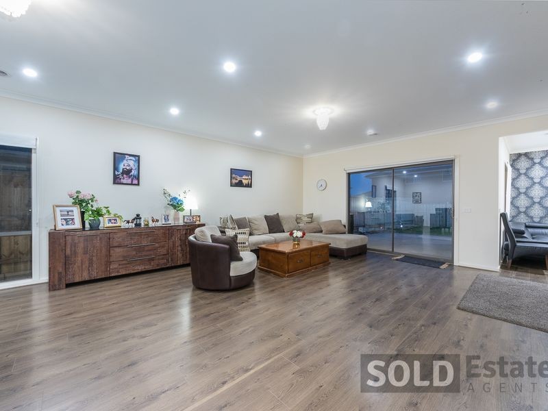 8 Barrier Parade, Clyde North VIC 3978