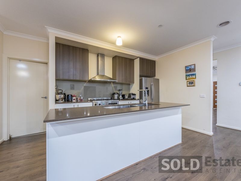 8 Barrier Parade, Clyde North VIC 3978