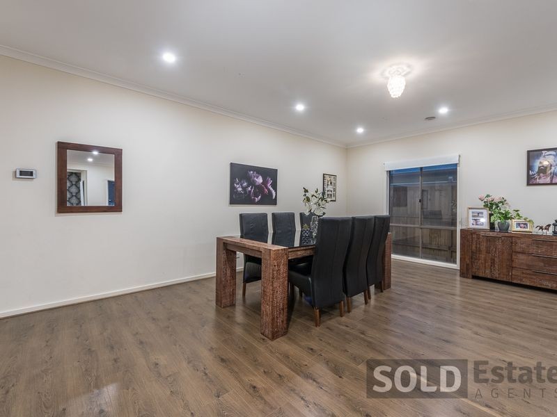 8 Barrier Parade, Clyde North VIC 3978