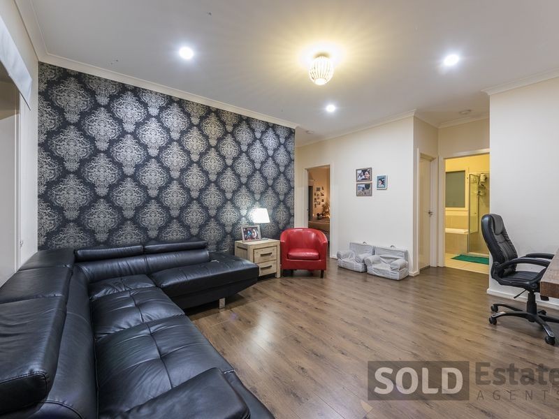 8 Barrier Parade, Clyde North VIC 3978