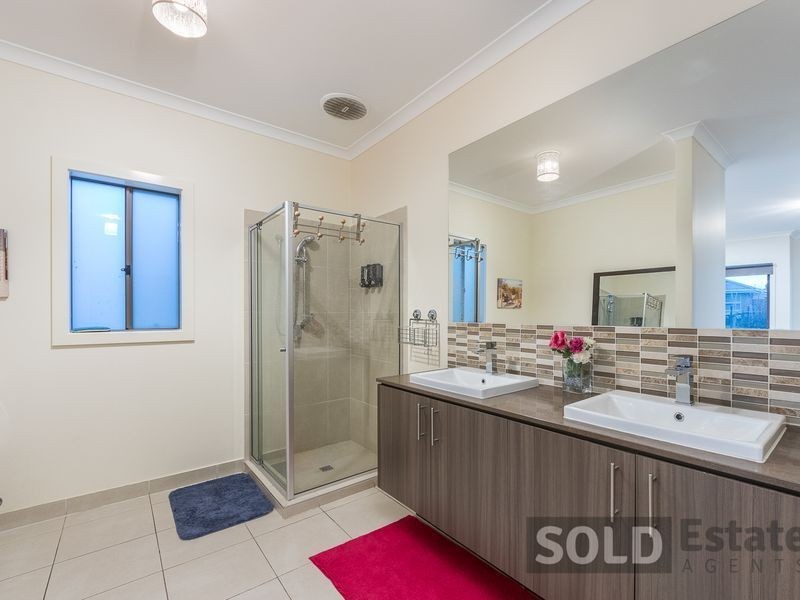 8 Barrier Parade, Clyde North VIC 3978