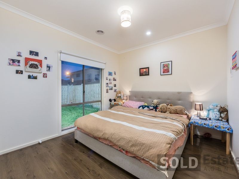 8 Barrier Parade, Clyde North VIC 3978