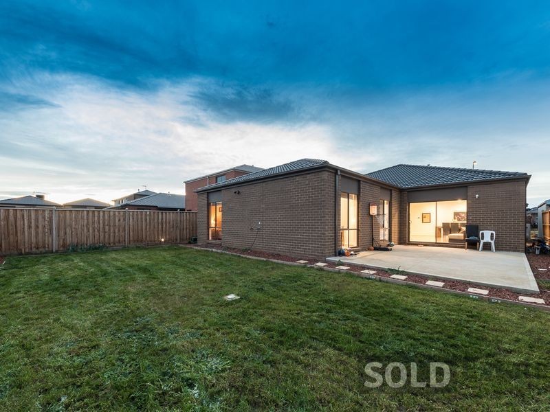 8 Barrier Parade, Clyde North VIC 3978