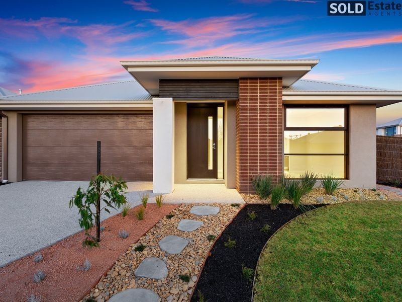 35 Winchcombe Way, Cranbourne North VIC 3977