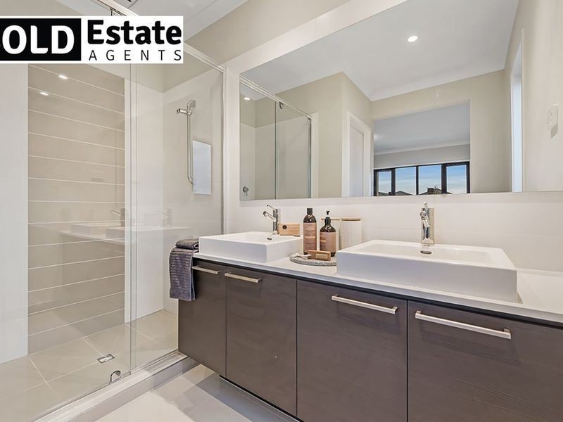 35 Winchcombe Way, Cranbourne North VIC 3977