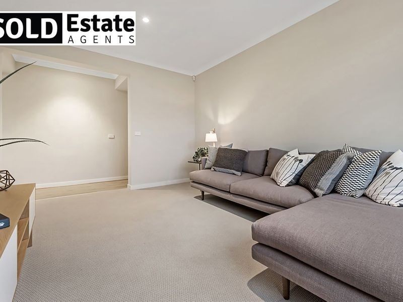 35 Winchcombe Way, Cranbourne North VIC 3977