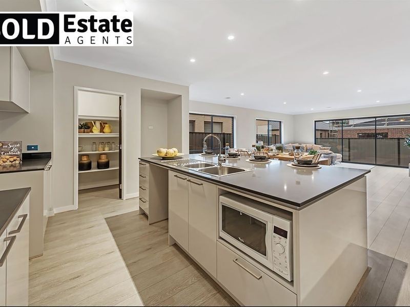 35 Winchcombe Way, Cranbourne North VIC 3977