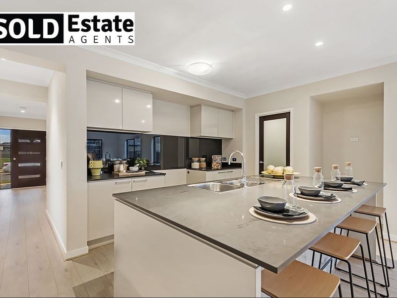 35 Winchcombe Way, Cranbourne North VIC 3977